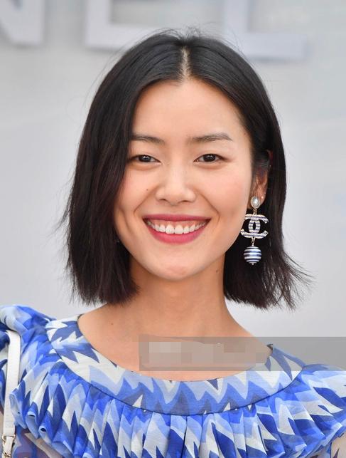 46岁周迅穿露肩装现身,周迅素颜亮相穿着休闲