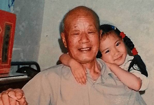 环卫工刮车后主动赔偿,把车刮了让环卫工赔4块钱