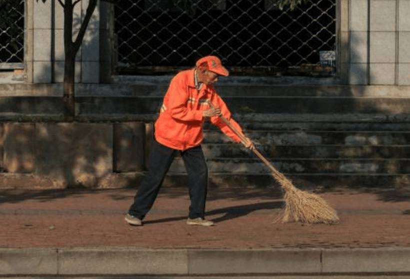 环卫工刮车后主动赔偿,把车刮了让环卫工赔4块钱