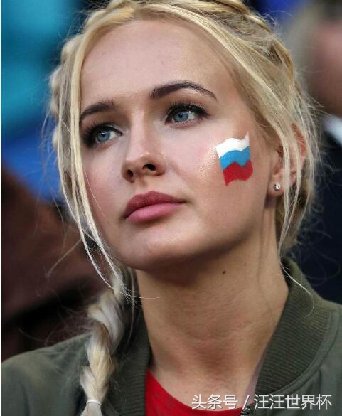 2018世界杯进行时：现场美女球迷图鉴，你更喜欢哪一个？