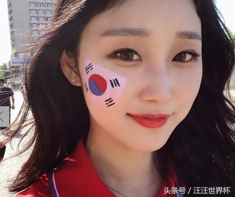 2018世界杯进行时：现场美女球迷图鉴，你更喜欢哪一个？