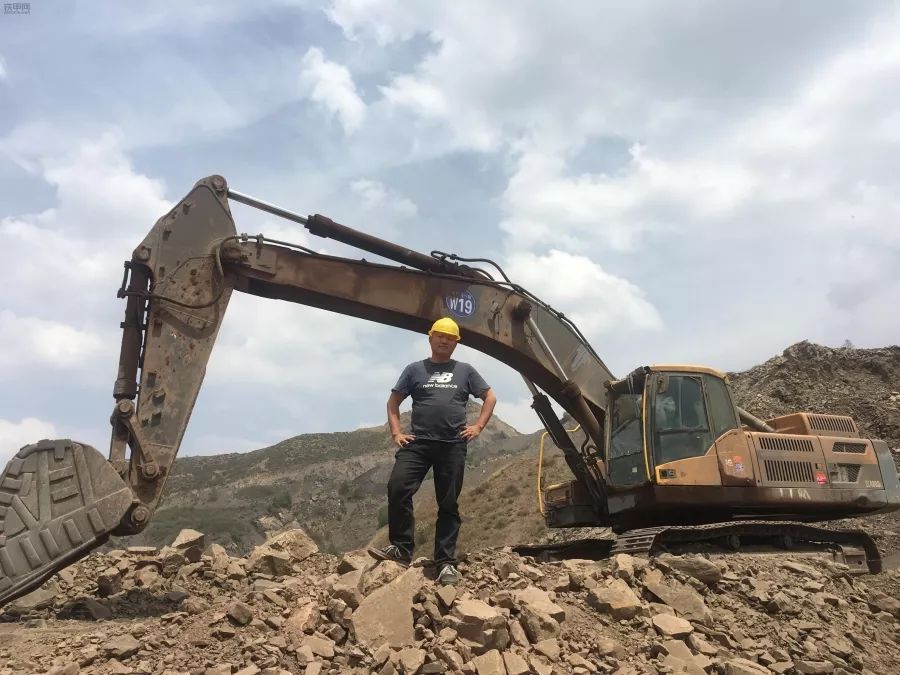 真“机”不怕火炼，李波驾驶沃尔沃挖机在“火焰山”讨生活