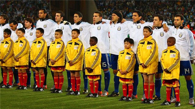 为什么足球入场要牵个小孩,为什么足球运动员进场要牵个小孩