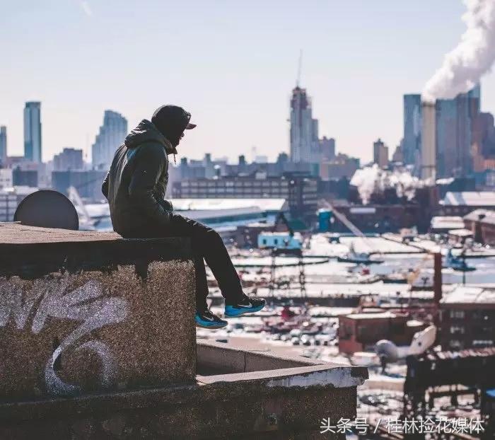 花男朋友三万买了个包,男友月薪1000不给我买包包