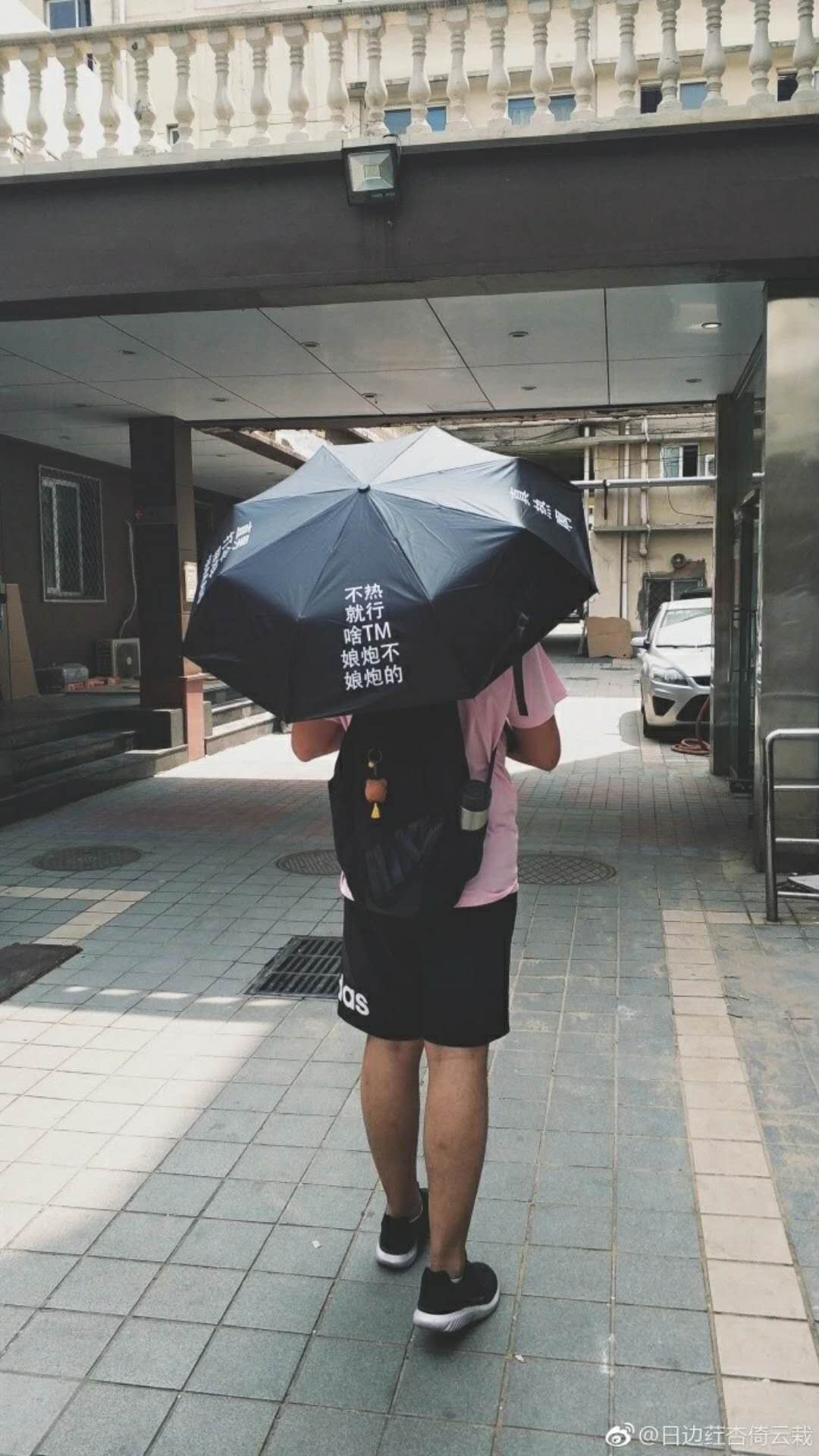 搞笑图文：谁说的“足球反着买，别墅靠大海”，到天台下接我一把