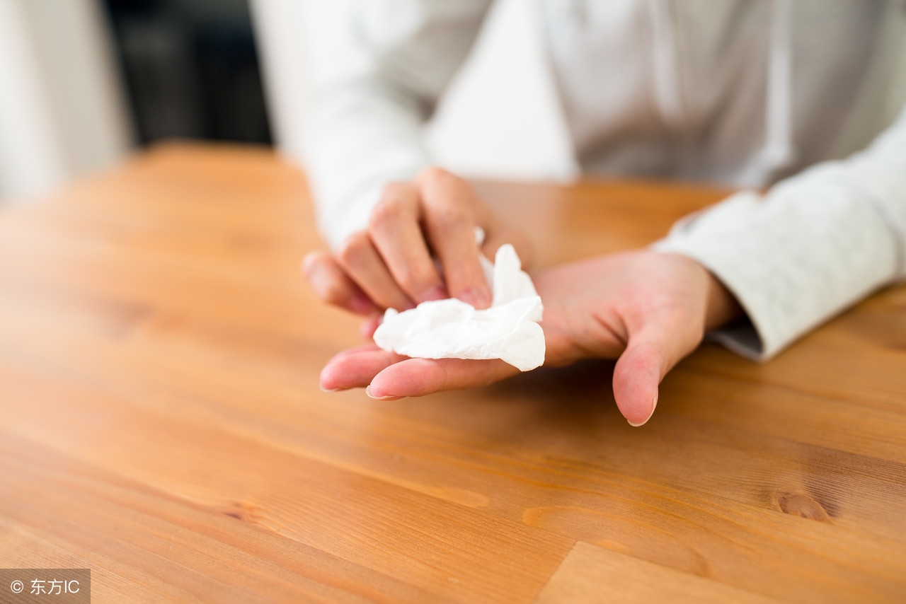 手上总是湿漉漉可能患上多汗症，微创手术可缓解