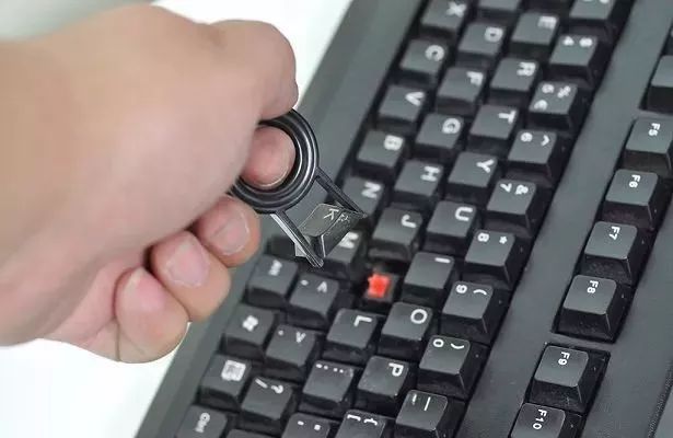 锤哥清理键盘,铅锤哥