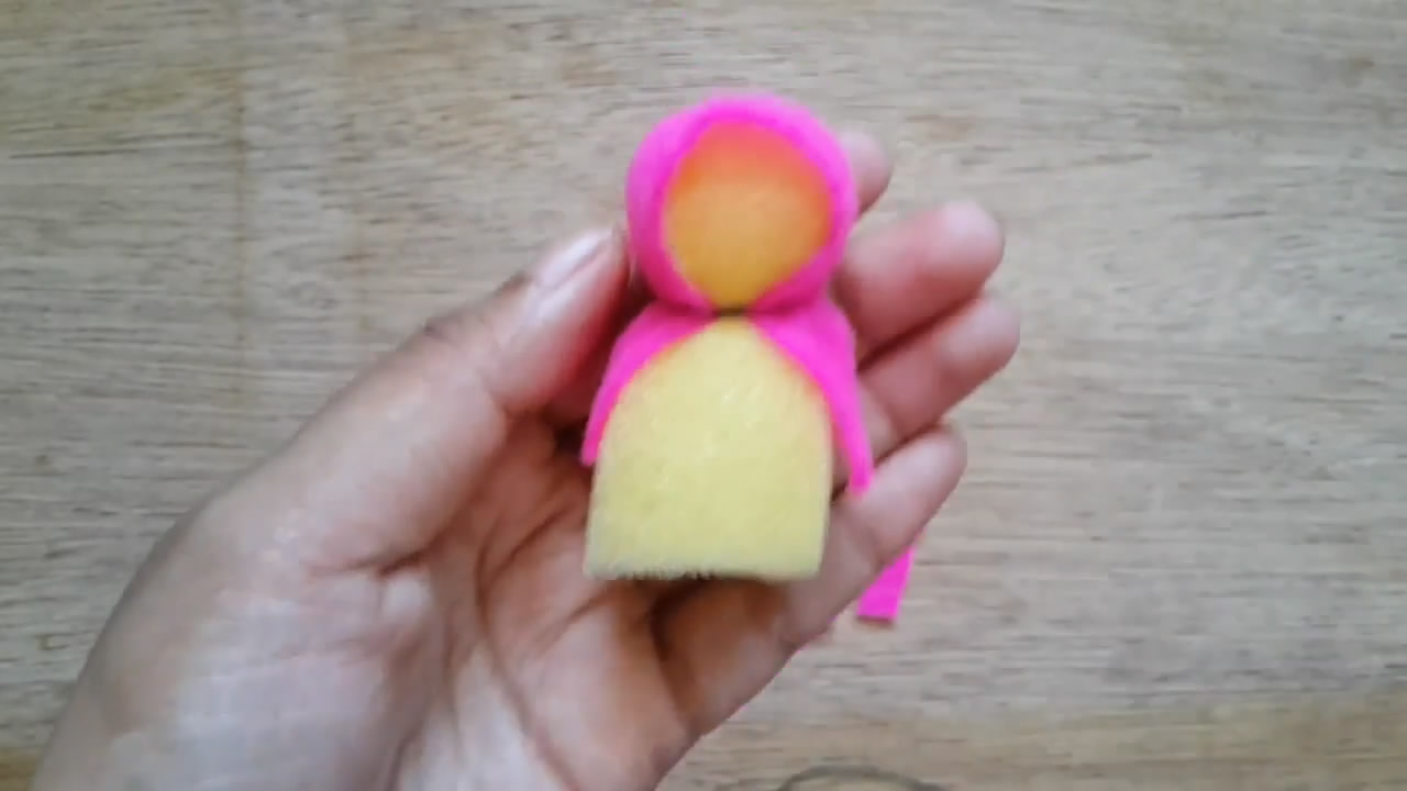 制作简单的海绵宝宝娃娃,用海绵纸给娃娃做鞋子