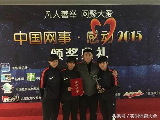 捡球的中国姑娘,中国女孩捡球