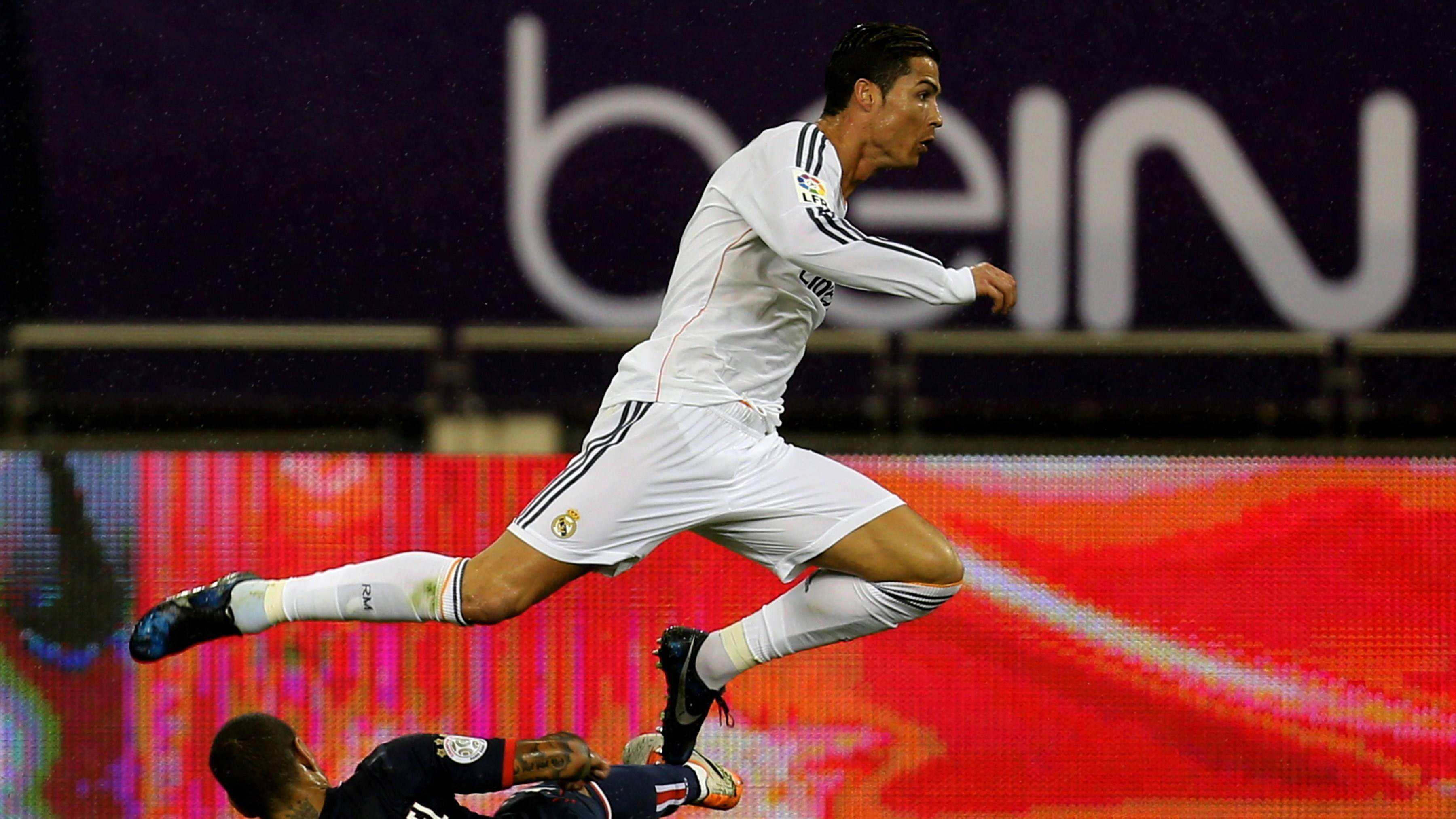 c罗为啥不穿短袖球衣,为什么c罗踢球不被犯规