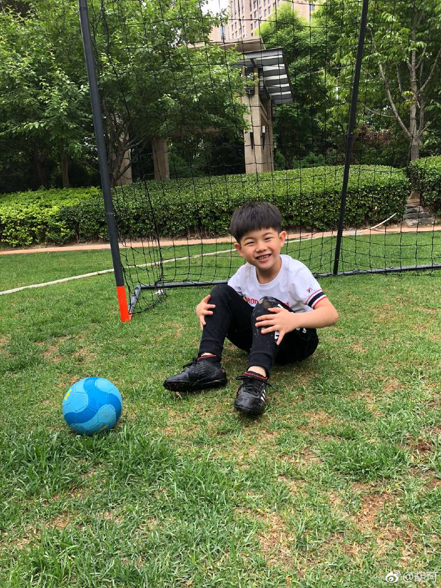 胡可和安吉在台上表演,胡可为安吉庆生安吉玩水不亦乐乎