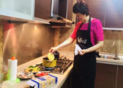 郎平赛后采访,郎平吃火锅全场起立