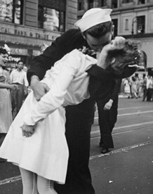 疯狂接吻日！在亲吻区可狂吻陌生人！小心对象被别人抱在怀里！