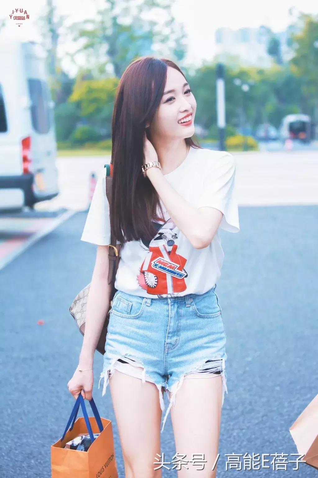 吴宣仪海南甜美穿搭,不知道怎么搭配时尚让小姐姐教你