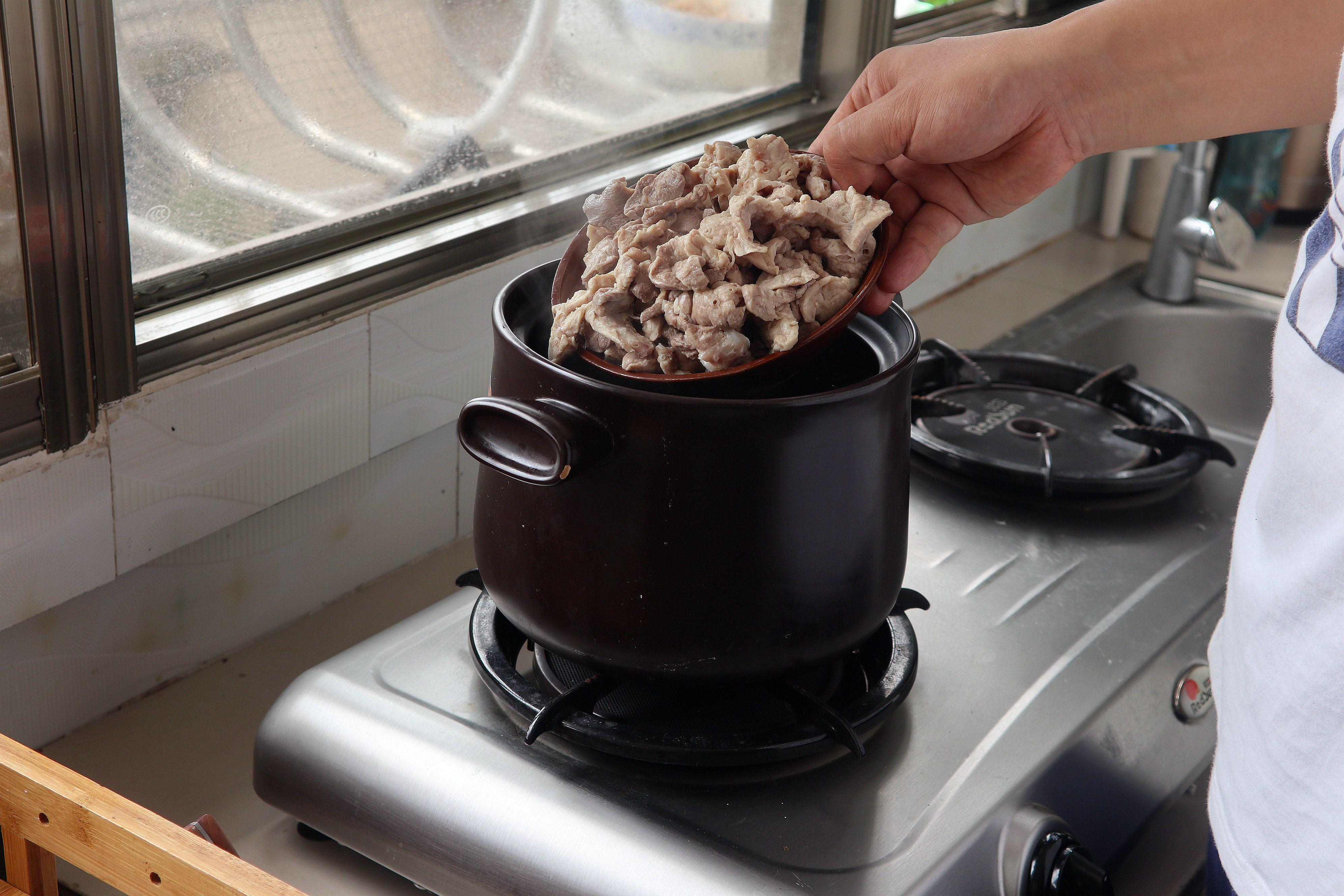 婴儿咳嗽妈妈吃什么有帮助,雪梨猪肺汤止咳化痰小孩
