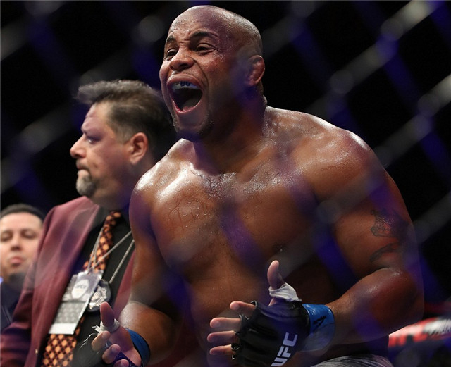 ufc最新重量级冠军小战警比赛,ufc重量级冠军打小鹰