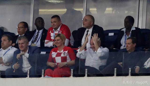 性感总统变身足球迷妹，激动起舞，进男更衣室与男队员庆祝胜利