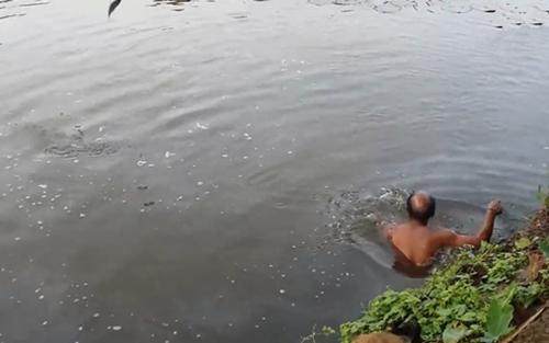 不被大伙注意的水沟，撒网下去后没动静，亲自下水收网，惊喜来了