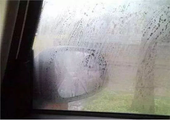 下雨车窗起雾看不清后视镜怎么办,下雨天车后视镜玻璃起雾怎么办