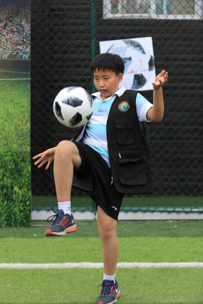 嗨聊足球科技、VR扑球……“进球吧学霸”世界杯线下趣味活动举办