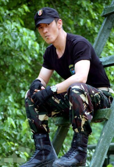 他18岁为生计甘当服务员,32岁进入娱乐圈,如今48岁红得不像话