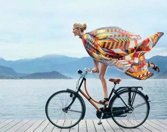 被中年妇女“玩坏”的丝巾，如何找回它的历史品味？｜文化观察