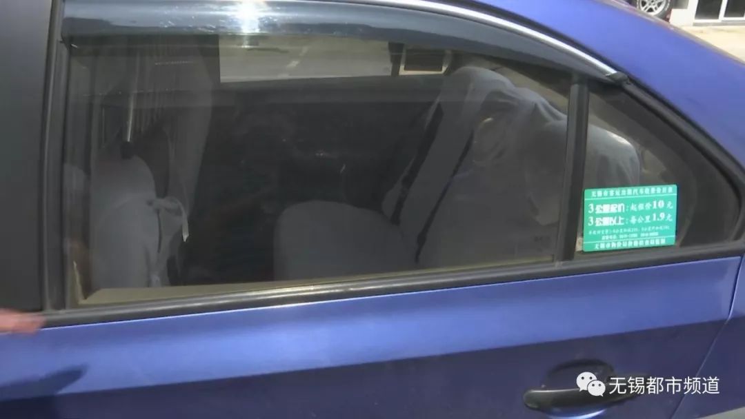 面对乘客落下的十万元现金无锡这位的哥做出了这样的决定