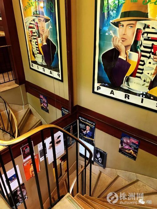 我在巴黎莎士比亚书店里，竟然找到了看手相的书