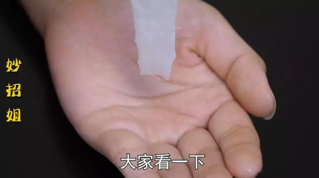 把筷子和塑料瓶绑在一起，解决了家家户户的大难题，省钱又实用