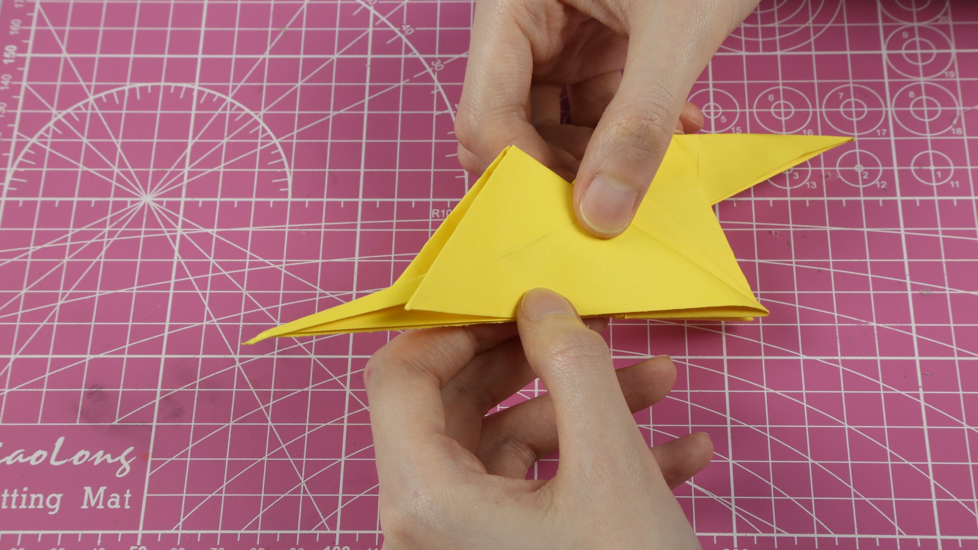 想要恐龙玩具，不用再去商场买了，姑娘教你巧用一张纸折出来