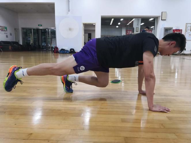 右膝关节软骨损伤怎么锻炼,膝关节软骨损伤2级严重吗