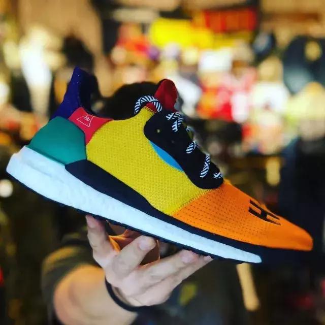 我的意中人会踏着七彩祥云来接我,我的意中人会踏着七彩祥云而来