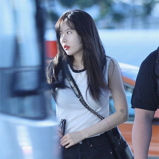 泫雅发街拍运动帆布鞋,泫雅街拍港味帆布鞋