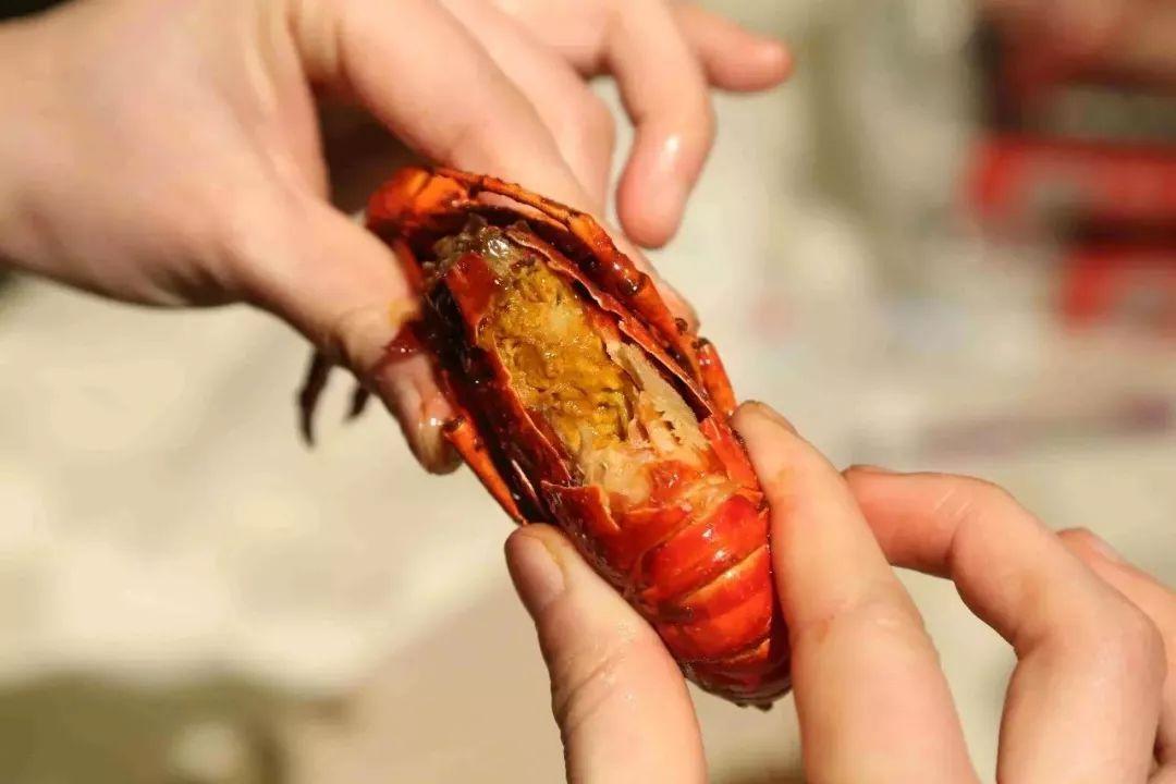 边吃宵夜边看世界杯,边吃烧烤边看球赛成都