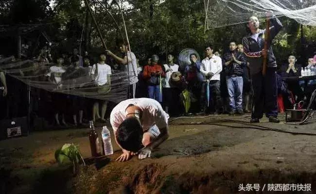 泰国被困13名小足球队员事件,泰国足球队被困山洞14天原因