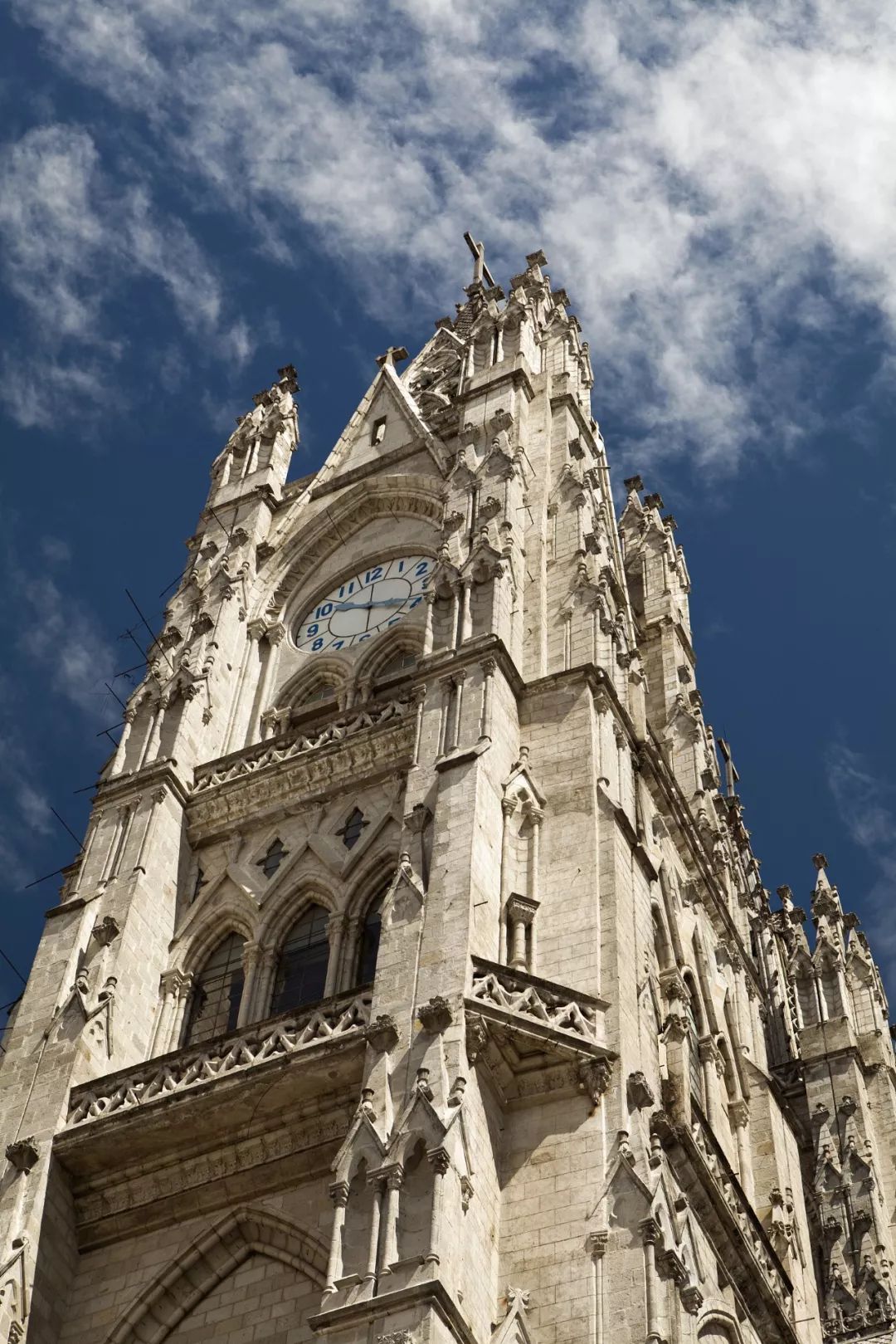 左脚北半球右脚南半球的国家,右脚在南半球左脚在北半球