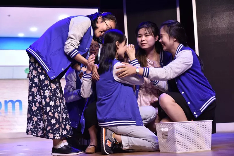 Wecare,wesupport.弗恩英语教师2018MidYearSummerParty