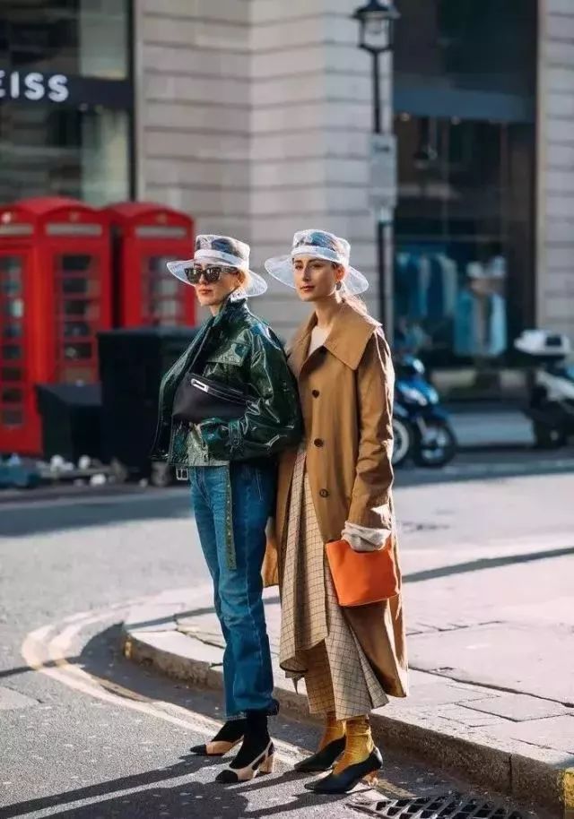 不get一件pvc单品,还怎么愉快的做彼此的塑胶姐妹花?