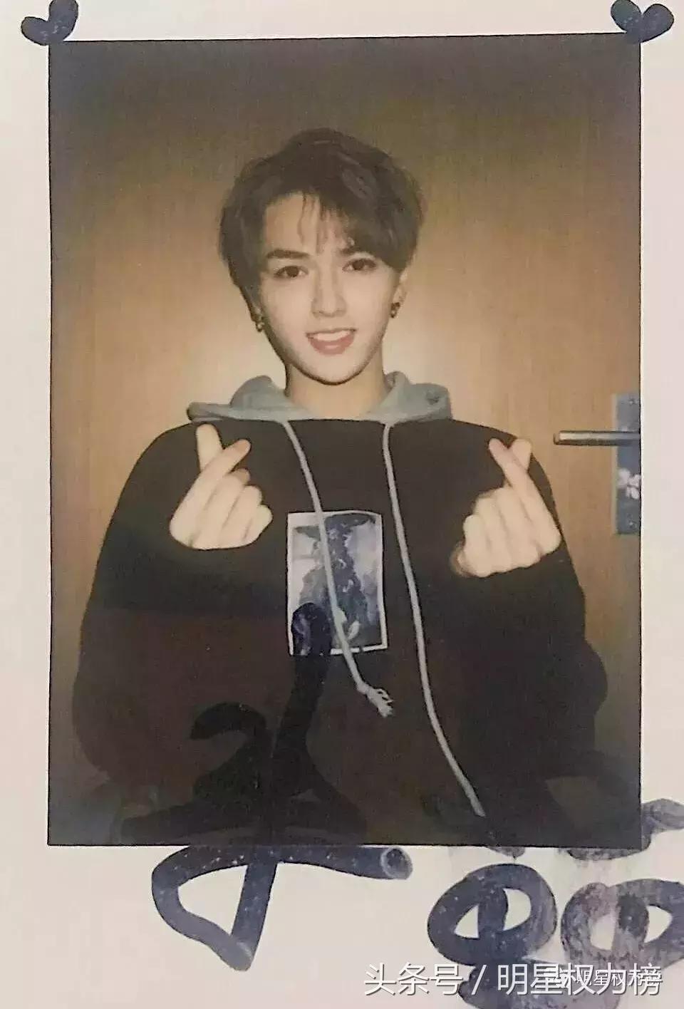 王俊凯蔡徐坤朱一龙李易峰，男明星的拍立得照片都是宝藏叭！