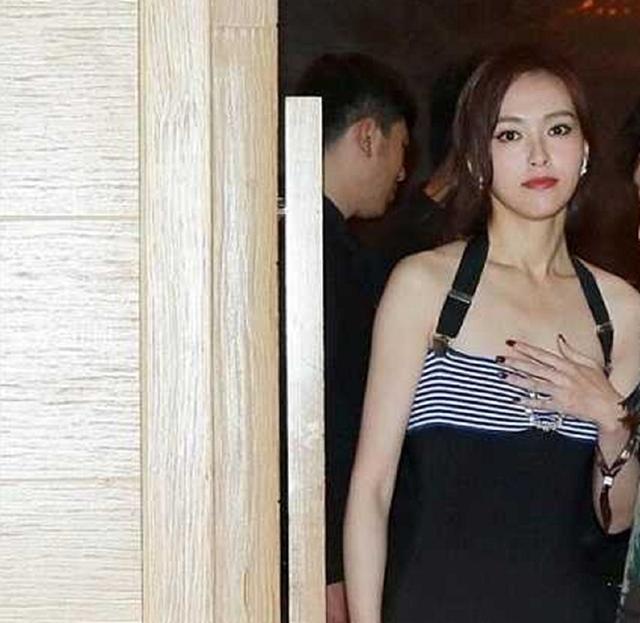 唐嫣露脐装网友直呼太瘦了,唐嫣大胆上台表演观众竟产生质疑