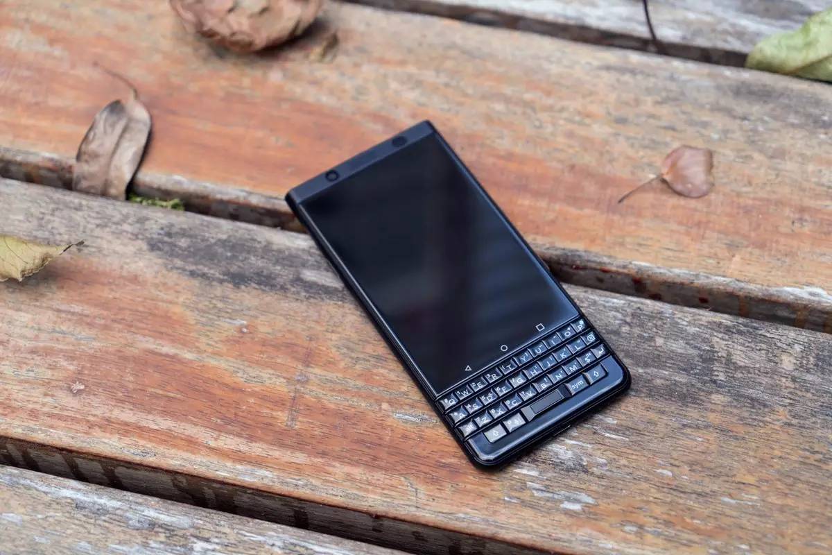 “全键盘”真情怀，黑莓KEYone降至1699，网友：还是说再见吧！