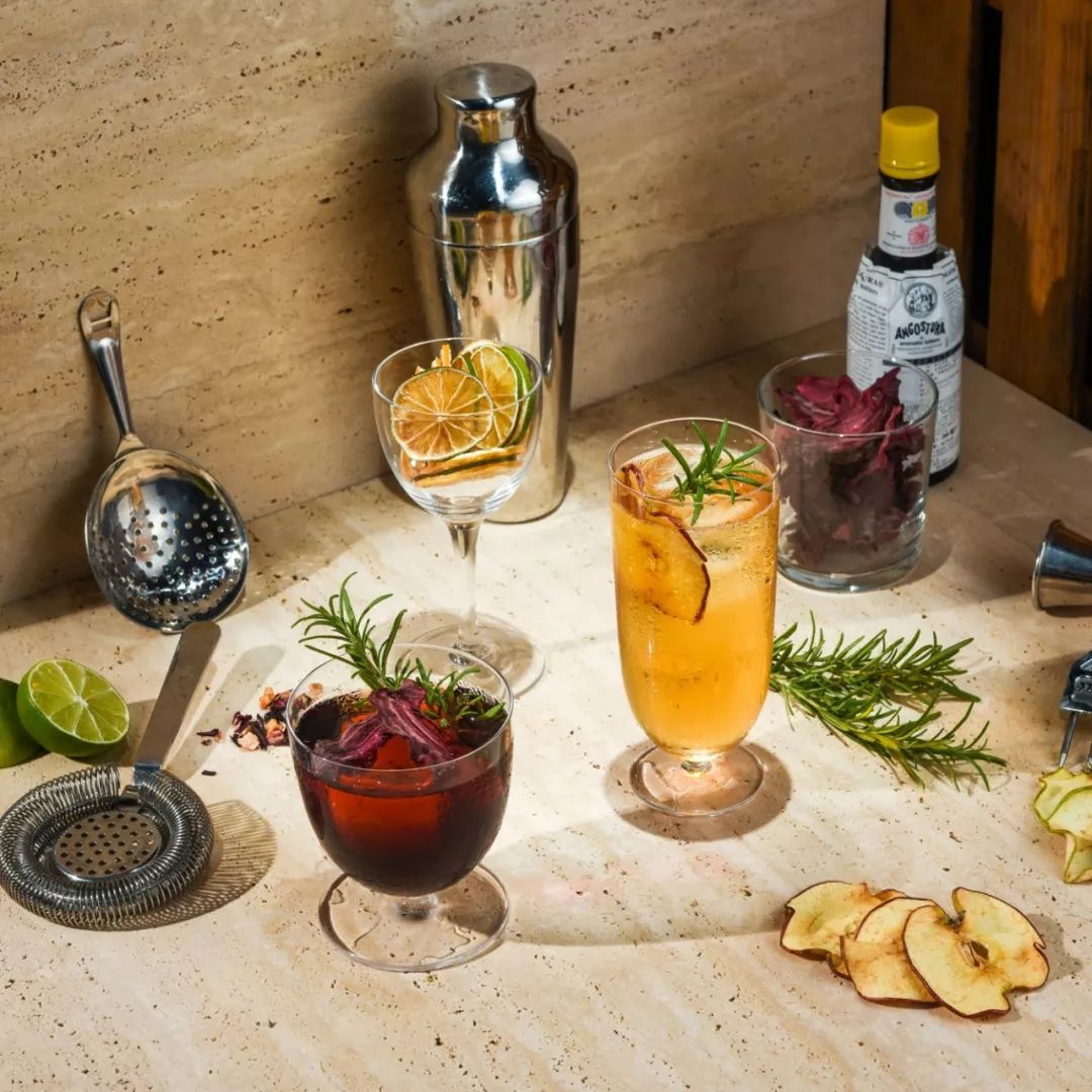 在实验室里调酒、倒酒都用水龙头？这家店颠覆了我对酒吧的想象