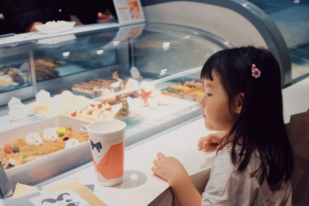 为了1000支大牌口红，我走进了一家明星网红店