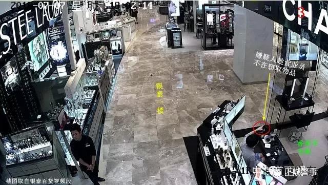 奇葩！俩90后美女闺蜜跑到商场里干这么龌龊的事……