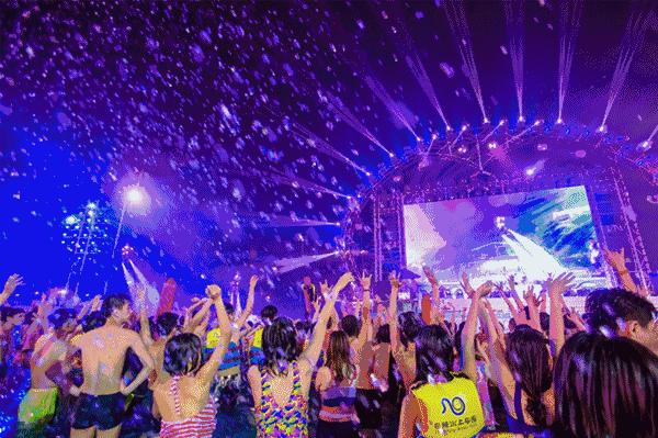 世界杯决赛之夜,千人齐聚魅力赣江,比基尼美女陪你嗨到凌晨~