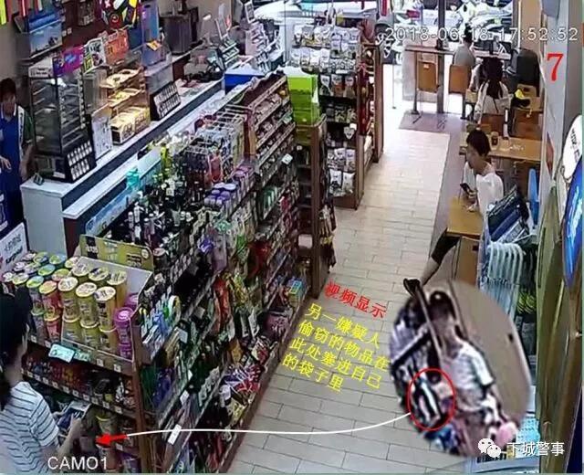 俩90后美女闺蜜竟跑到商场里干这么龌龊的事!连代购也沦陷啦