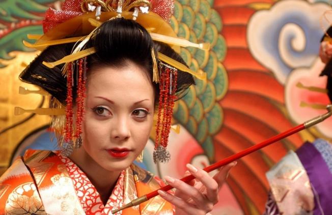 未婚妈妈生下混血三胞胎模特,30岁美女未婚模特生下混血三胞胎