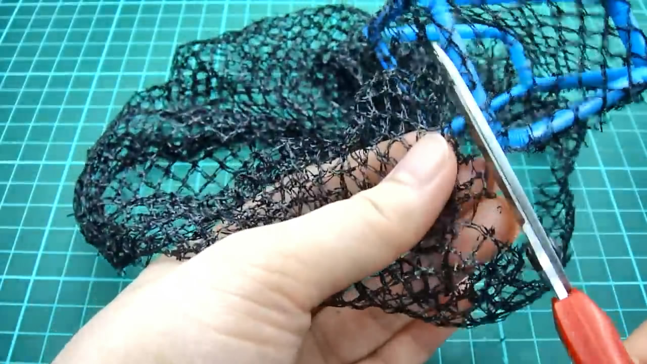 如何简单制作一个迷你足球场,足球小球门怎么做