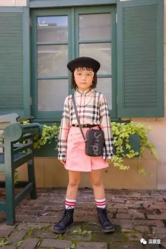 把自己装扮起来假装很酷,把自己打扮得酷一点