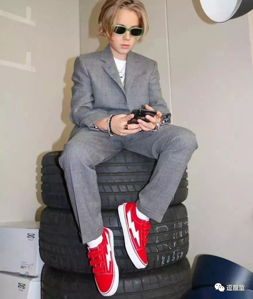 把自己装扮起来假装很酷,把自己打扮得酷一点